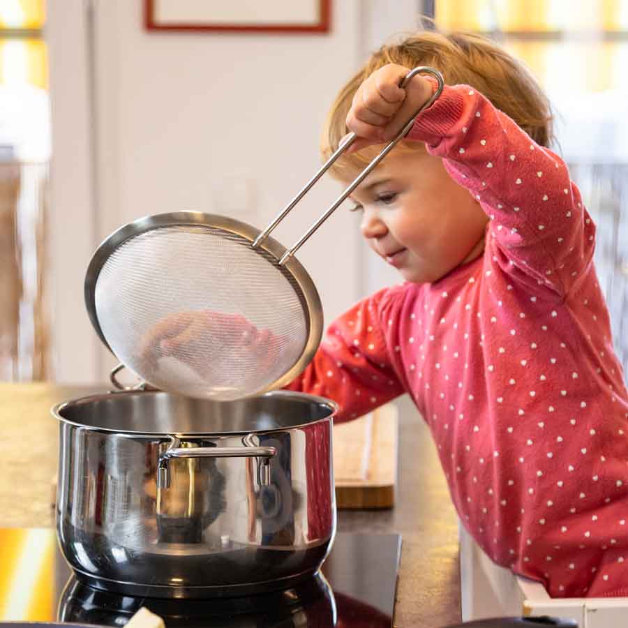 Gesundes essen für Kinder - Hole dir ein Proberezept aus diesem bunten Kochbuch - Free Download - Barbara Lachner - Autorin und Fotografin - Barbara Lachner Blog-Ein Kochbuch voller Lieblingsrezepte für Kinder, die gesundes Essen lieben werden!
Gesunde Ernährung im Familienalltag – ein wahres Abenteuer!
Kennst du das auch?
Du hast für deine Kinder gekocht, und sie verweigern das Gemüse? Am liebsten würden sie nur Nudeln oder Pommes essen? Du machst dir Gedanken, dass sie zu wenig Gesundes zu sich nehmen?
Diese Gedanken hast du zurecht!
Schluss mit dem ewigen Kampf am Esstisch und den langweiligen Fertiggerichten!
Dieses einzigartige Kochbuch vereint die Lieblingsrezepte vieler Eltern und bietet eine bunte Palette an einfachen, schnellen und gesunden Gerichten, die mit einer Extraportion Superpower aufwarten.
